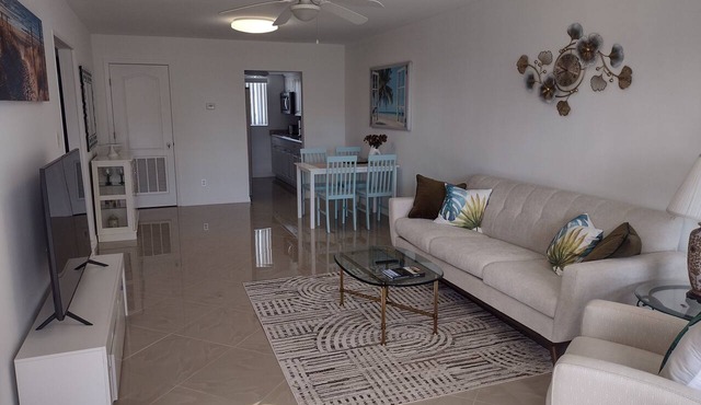 2-beds in a quiet area of ​Daytona Beach. Good for Family, Couples and Seniors