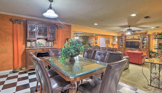 2 Mi to Lake Arlington: Spacious Escape w/Deck