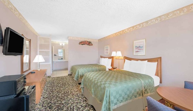 2 Pet-friendly Lodging Close to West of the Pecos Museum! W/Seasonal Pool!