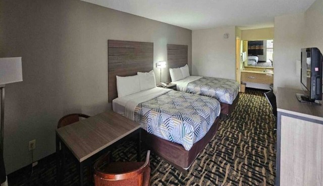 2 Queen Beds | Smoking, Micfridge