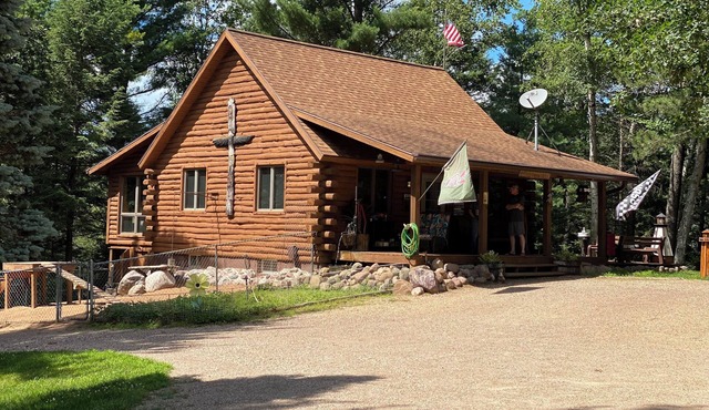 20 acre, 5-bedroom waterfront cabin in Suring. Private pond & River Access!
