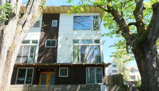 3-bedroom townhome in charming Seattle with AC for relaxing stays