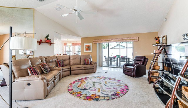 3 Mi to Weeki Wachee Springs SP: Poolside Oasis!