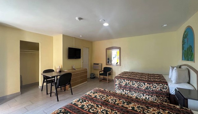 3 Rooms with 2 Queen Beds for Quick Getaways – Central Daytona Location