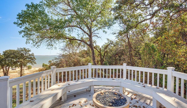 300 Feet to Lake Texoma: Modern Home w/Deck!