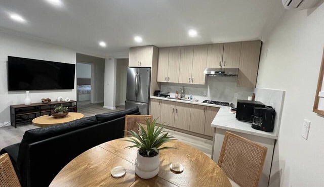 3B2B Modern House w/Backyard