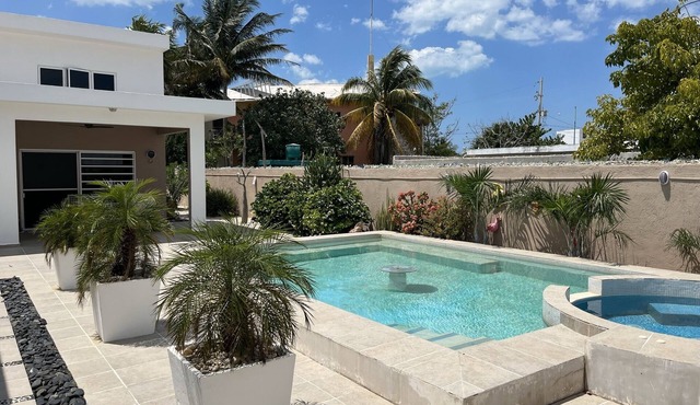 3BD/2B-w/2 Kingsize bedrooms-House-Near Beach-Pool-Hottub-Lrg Patio-pet friendly in Progreso
