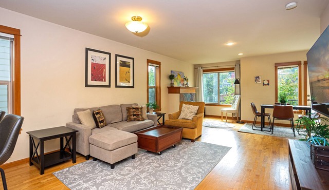 3BR/2.5BA FIFA Convenient home w/AC central location, 4 Smart TVs & fast WiFi