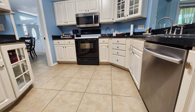 3BR/2BA, King Bed, Gated Golf Community, <20 Mins to Campus!