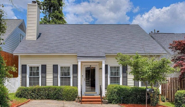 4 Bdrms 3 Bath 2 Kitchens 2 Laundry Fenced In Yard & More - The Townie