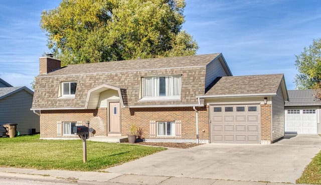 4 bedroom home close to camplex, airport and shopping