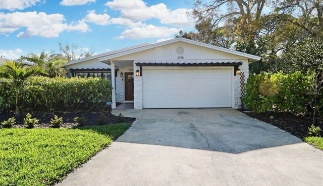 4 Beds in a 3Bd/2ba House GRILL and FENCED YARD-nr Shops