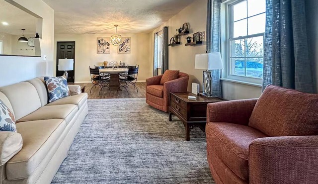 4BR Modern Ranch , Sleeps 8 , Fenced Yard