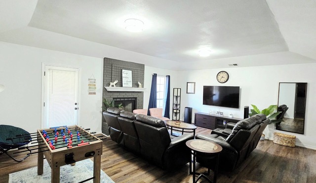 5 BRs 2.5 BATH with 7 beds in South Abilene. FREE WIFI, TVs. QUIET, SAFE.
