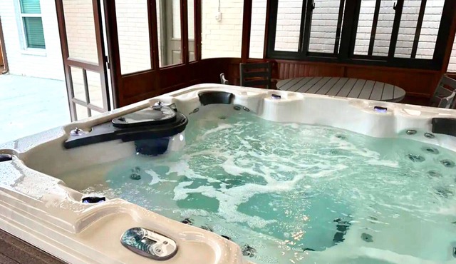 5BR Bethany home near Wiley Post & SNU. Hot tub, full kitchen. Sleeps 12. #COL