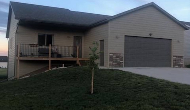 6 miles from Sturgis Peaceful newer home sleeps 10 and double car garage parking