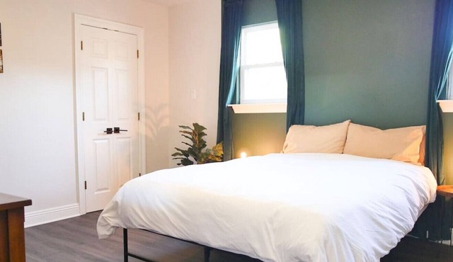 616 Rowley (2/1) · Private 2 BD Guest House in Quiet Neighborhood