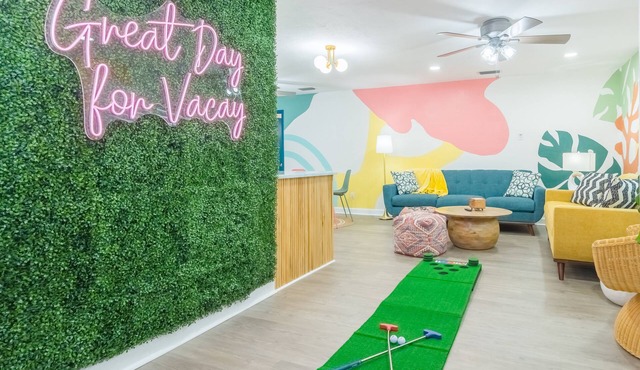 9 beds! Walk 2 Beach | Game Room | Cowboy Pool | Mini Golf! PETS OK!