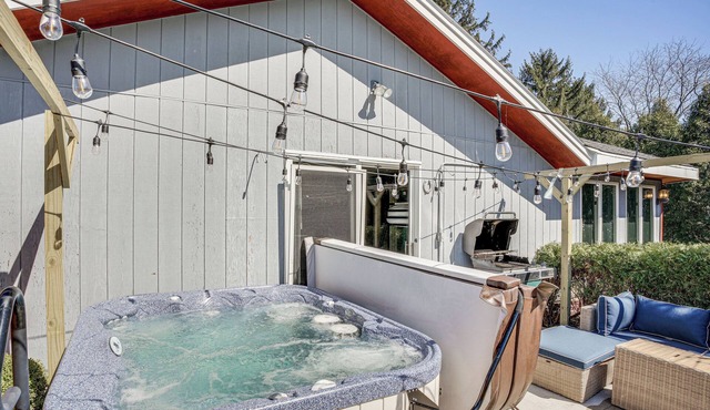 9 Mi to Shore: Home w/Hot Tub in Howards Grove!