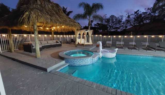9BR5Baths Mega Estate Heated pool and Jacuzzi+Theatre+Mini Golf Beach Volleyball