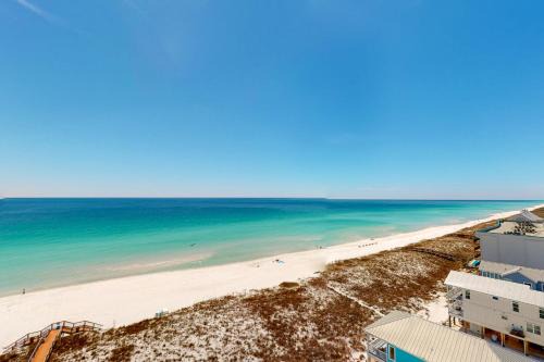 9th Floor Gulf-Front Condo with Plenty Of Resort Amenities Close To Dining