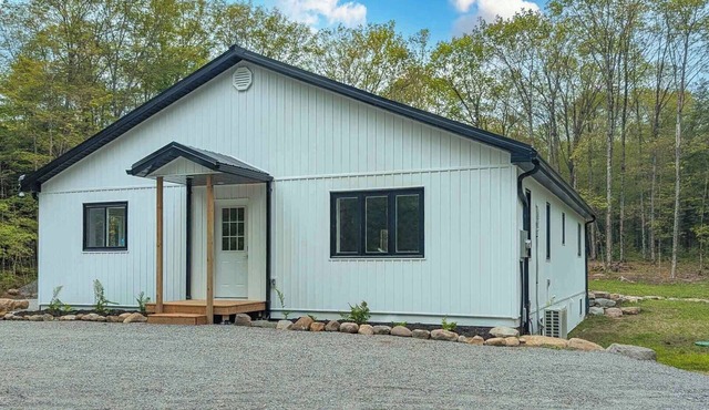 Adventure Awaits - Three Bedroom Cottage, Sleeps 6