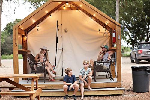 Adventurous Glamping Getaway for Everyone: Amazing Safari Tent on the Cibolo Creek near Marion, Texas