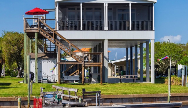 "Already Gone" in Shell Point.Canal Front, Boat Dock, Porch, Pool, Pool Table