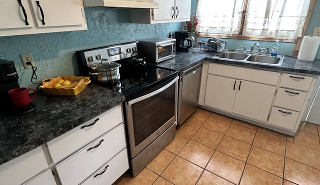Amazing 3 bedroom house. Fully furnished. .10 minute walk to Daytona Beach.