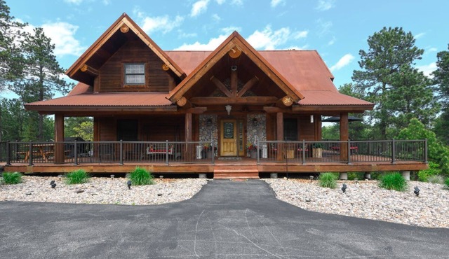 Antler Lodge - Gorgeous log cabin 3 miles east of