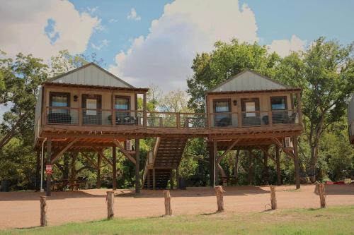 Aquatic Glamping Vacation in Texas: Luxurious Tented Cabin by the Cibolo Creek near San Antonio
