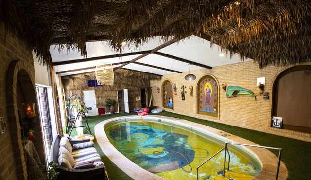 ArtHouse505 w/indoor pool & unique retro experience