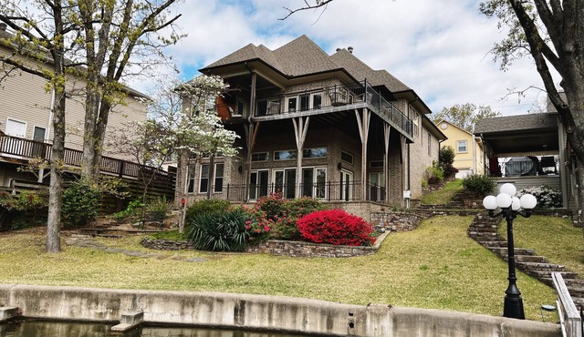 August Price Drop! 4 bed, 4 bath Luxury home on Lake Hamilton.