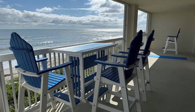 Azure Vista -Unique Spacious Oceanfront Getaway Access to the Water