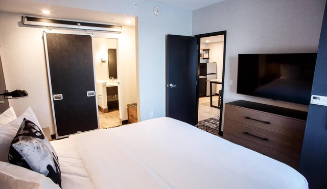 Backstage Vibe, Lancaster Charm-One of a Kind Lodging-King Suite w/Living Area in Lititz