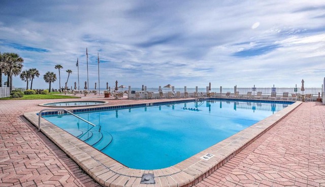 Balcony w/Ocean Views: Daytona Beach Studio