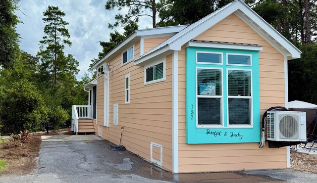 Barefoot & Beachy! Cute, Cozy Cottage-Sleeps 4