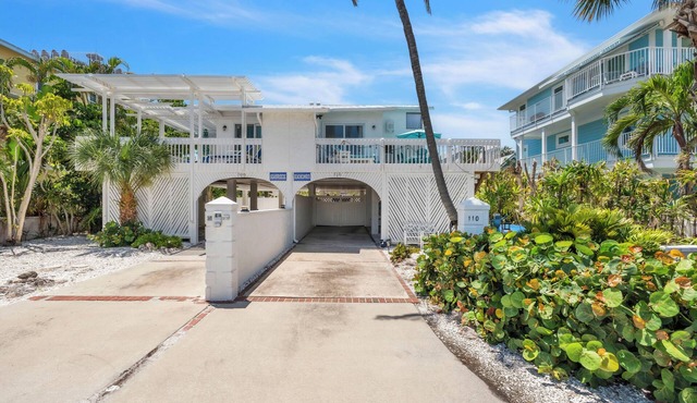 Beachcomber. Hot tub swim spa and a 3 min walk to the beach