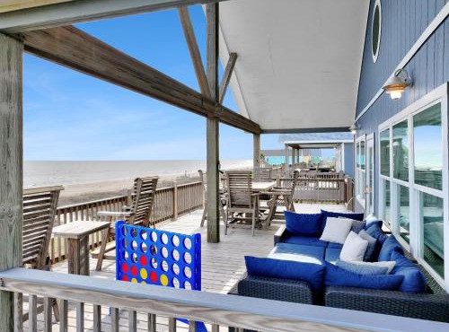 Beachfront 4BR - Tiki Bar, Yard Games, Smart TVs, Pets