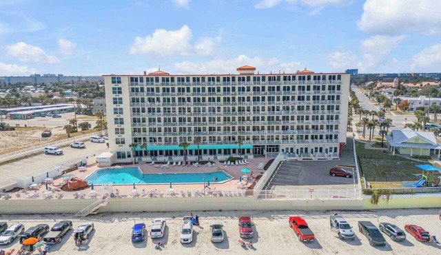 Beachfront Bliss in the Heart of Daytona! Directly on the beach. Heated pool.