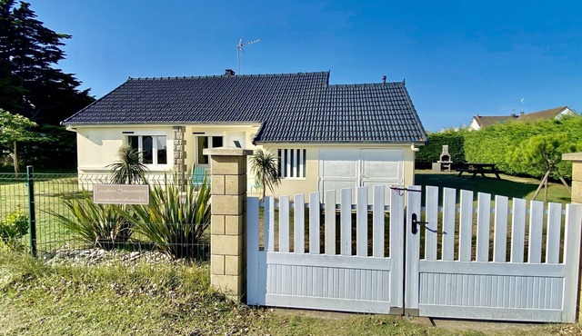 Beachfront house with enclosed garden of 600 m2