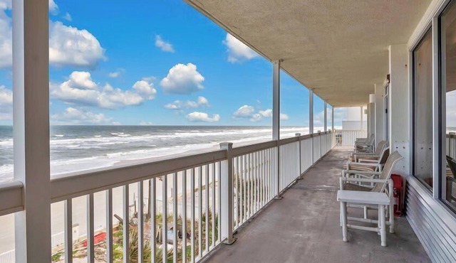 Beachfront studio w/direct Atlantic views