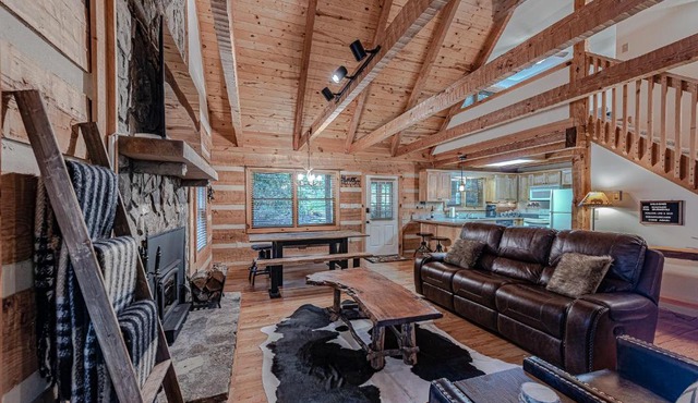 Bear Pause Cabin 3 BR/3BA Amazing view of the Lake in Seven Devils