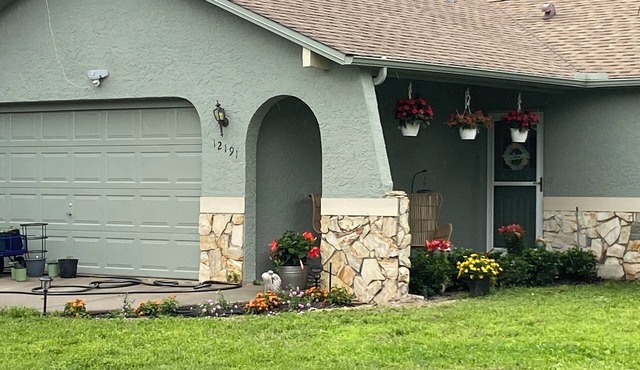 Beautiful 2-bedroom house with in convenient Spring Hill