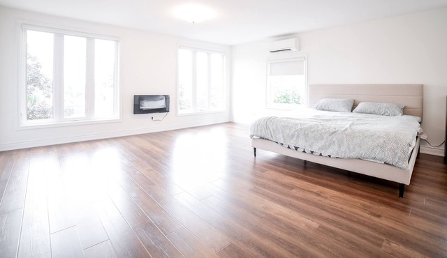 Beautiful 5 Bedroom Villa, Modern Interior, surrounded by parks, trails& grocery
