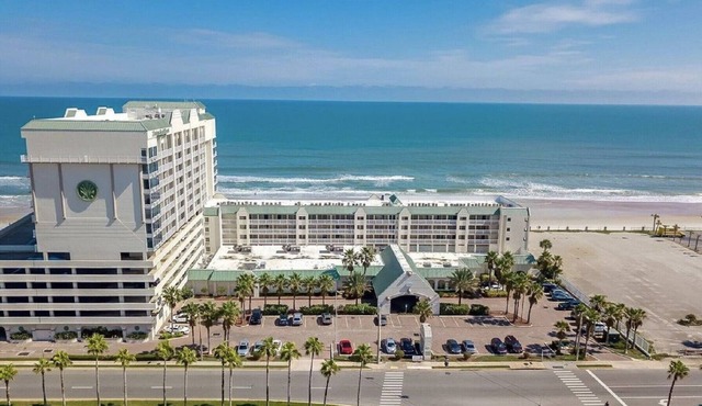 Beautiful 9th floor OceanView Studio Condo - Pools are open!