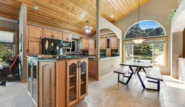 Beautiful creekside home w/private washer/dryer, WiFi, fireplace, patio, & AC