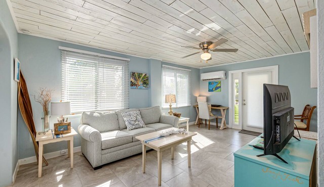 Beautiful downtown Melbourne Beach renovated apartment one block from the beach!