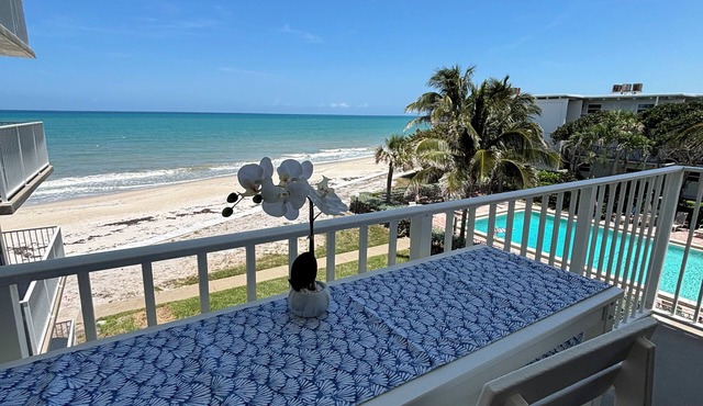 Beautiful Ocean Views, Footsteps from the Beach! Cozy 2-bedroom Vero Beach Condo