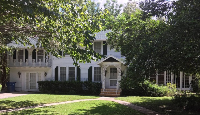 Beautiful Olde Florida historic home on acreage